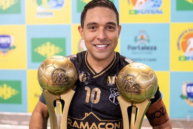 João César recebeu prêmio de melhor jogador e artilheiro do Campeonato Cearense