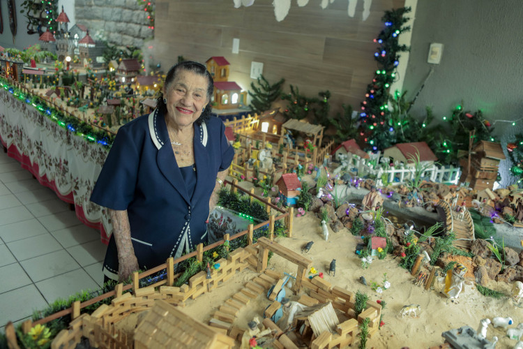 Dona Mundinha, de 97 anos, mantém a tradição da montagem da lapinha de Natal