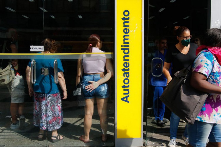 Filas se formam em frente a bancos e supermercados no Famengo, zona sul da cidade.