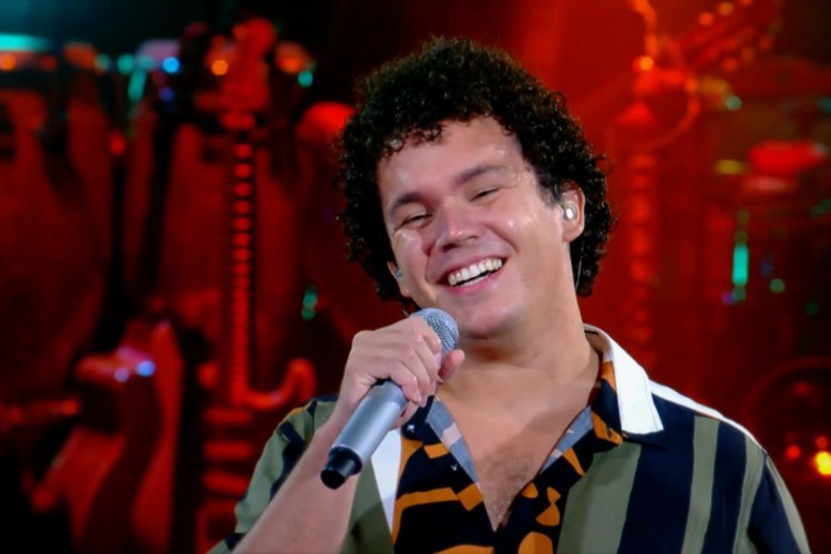 O cearense Giuliano Eriston, de 24 anos, foi o grande vencedor da décima temporada de The Voice Brasil na noite desta quinta-feira (23/12)