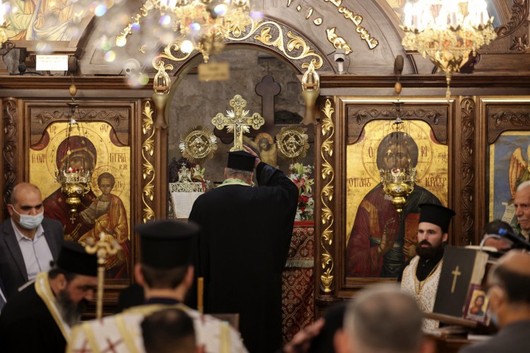 Sacerdotes da Igreja Ortodoxa Grega durante celebração na Palestina