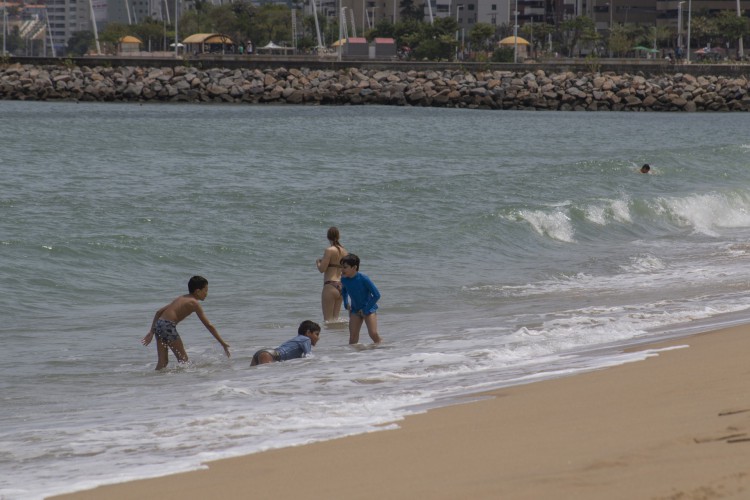 Praias próprias para banho: Fortaleza possui 20 trechos adequados na orla