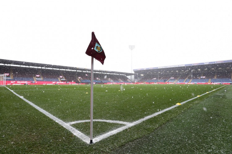 Burnley e Everton, pela Premier League, foi adiado. 