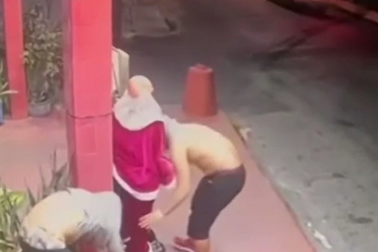 Boneco de Papai Noel foi furtado na véspera de Natal, em Fortaleza; crime foi registrado em vídeo