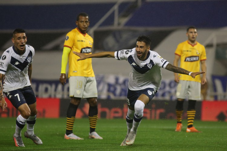 Atacante Juan Martín Lucero comemora gol no jogo Vélez Sarsfield x Barcelona de Guayaquil, pela Copa Libertadores