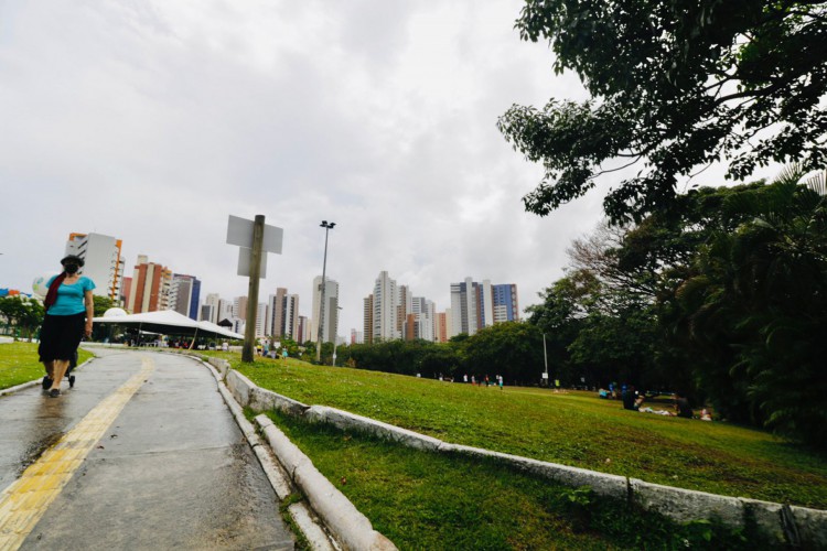 Fortaleza amanheceu com tempo nublado e chuvoso neste domingo, 26