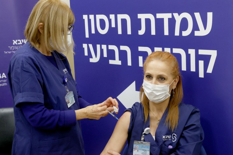 Uma enfermeira israelense recebe uma quarta dose da vacina contra o coronavírus Pfizer-BioNTech COVID-19 no Sheba Medical Center em Ramat Gan, perto de Tel Aviv