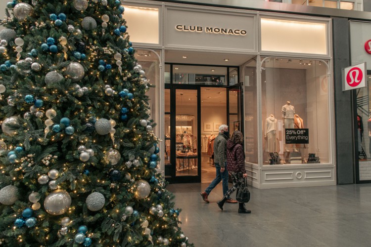 Os compradores procuram as lojas no shopping interno Brookfield Place em 27 de dezembro de 2021 na cidade de Nova York. País vive aumento de casos de Covid