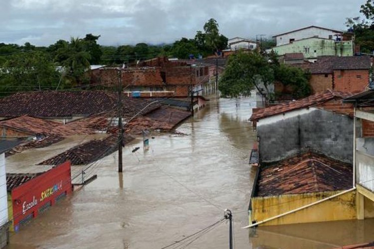 Em decorrência do mau tempo, o rio do município de Dário Meira, chamado Gongogi, transbordou, deixando a maioria das casas submersas