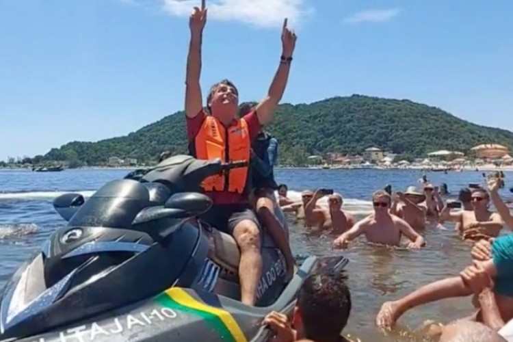 Bolsonaro passava férias em Santa Catarina e é criticado por decidir pela "folga" concomitante aos eventos trágicos na Bahia