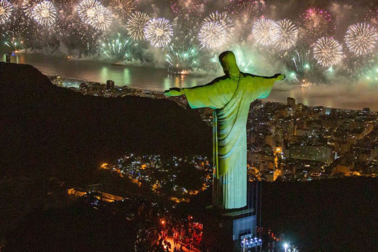 Pandemia restringe festas de réveillon pelo país