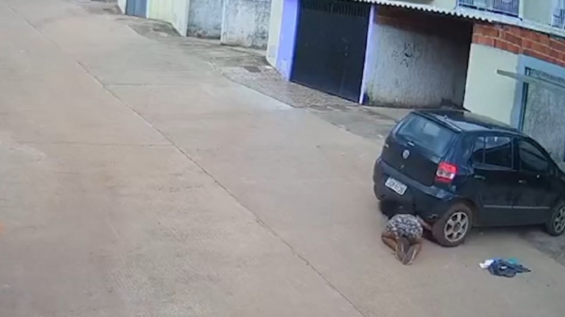 A mãe chegou a tempo de retirar o menino que ficou embaixo do carro; caso foi registrado em vídeo (foto: Reprodução / Twitter)