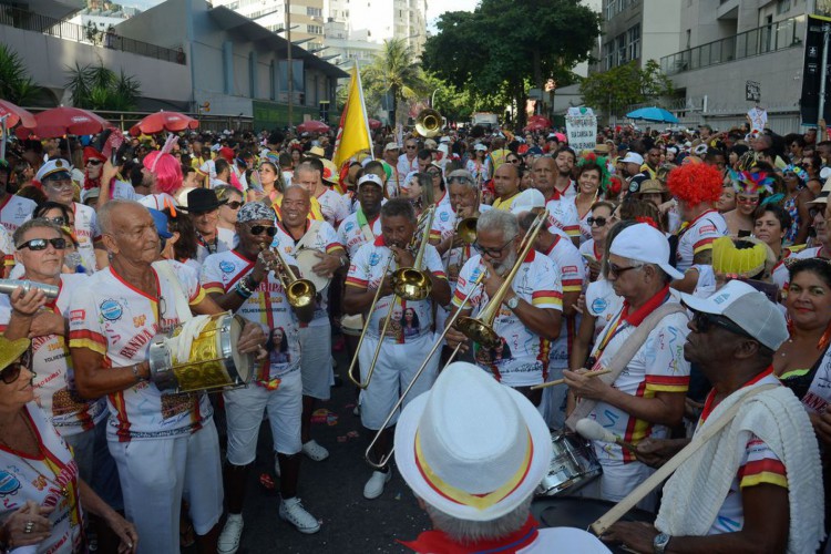 O 56º carnaval da Banda de Ipanema embala foliões na Zona Sul da cidade, com homenagens aos cantores de samba Teresa Cristina e Moacyr Luz