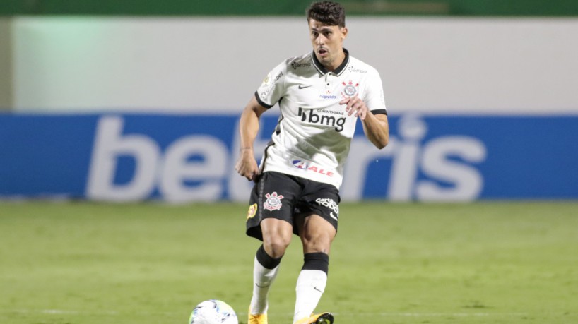 Zagueiro Danilo Avelar com a bola no jogo Goiás x Corinthians, na Serrinha, pela Série A 2020