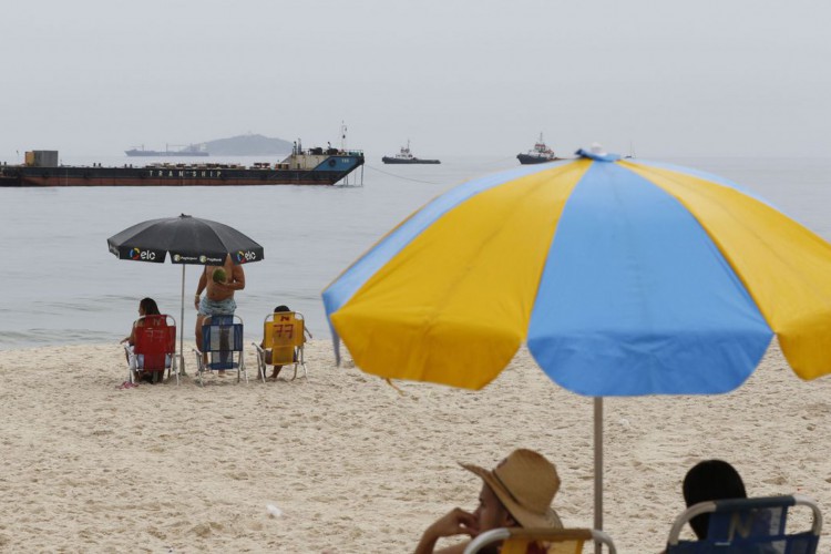 Apesar da chuva, grupos chegam cedo para réveillon em Copacabana