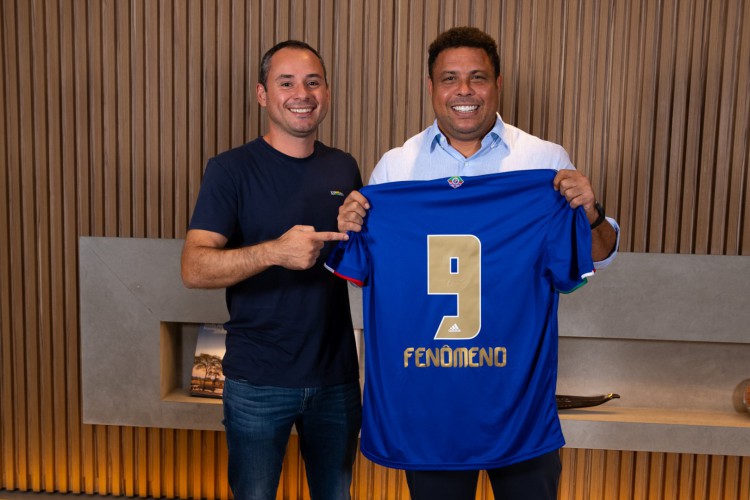 Ex-atacante Ronaldo posa com a camisa do Cruzeiro após a compra do clube