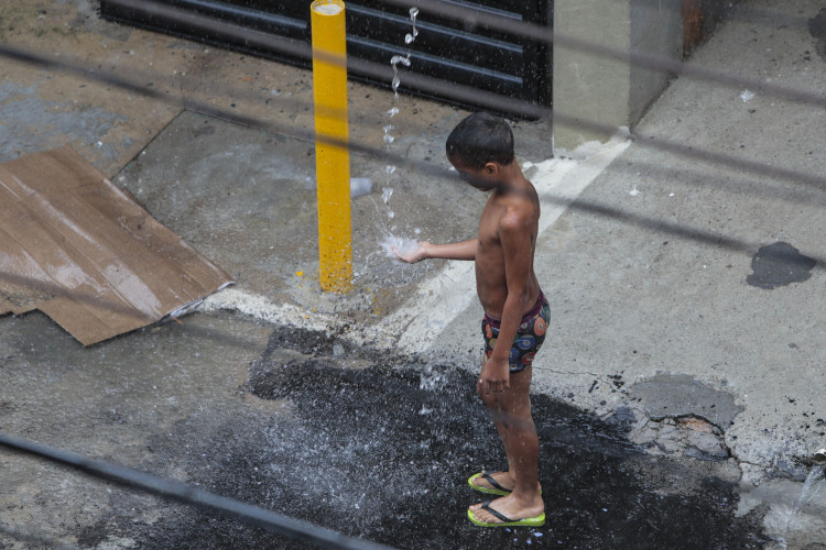 Fortaleza, Ce, BR - 02.01.22 Crianças aproveitam as primeiras chuvas do ano para tomar banho de bica no bairro Meireles  (Fco Fontenele/O POVO