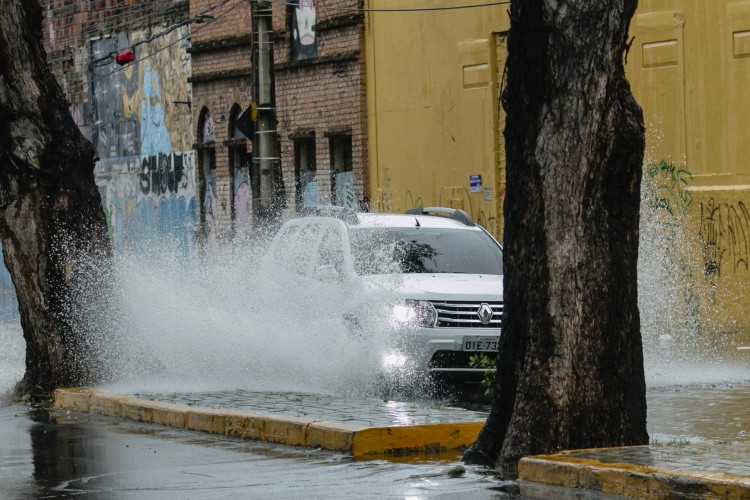 Precipitações podem vir acompanhadas de descargas elétricas e forte ventania, conforme alerta do Inmet 