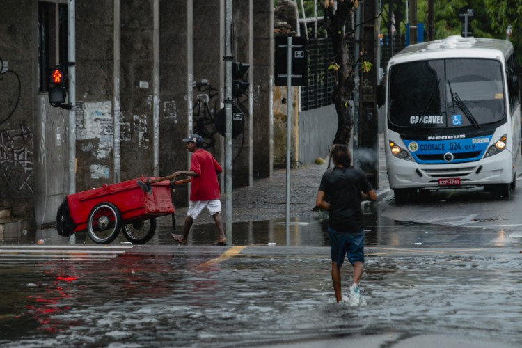 FORTALEZA, CE, BRASIL, 02-01.2021: Homem passa em alagamento na Avenida Duque de Caxias com Rua Assunção. Dia de chuva em Fortaleza, com alagamentos. em epoca de COVID-19. (Foto:Aurelio Alves/ Jornal O POVO)