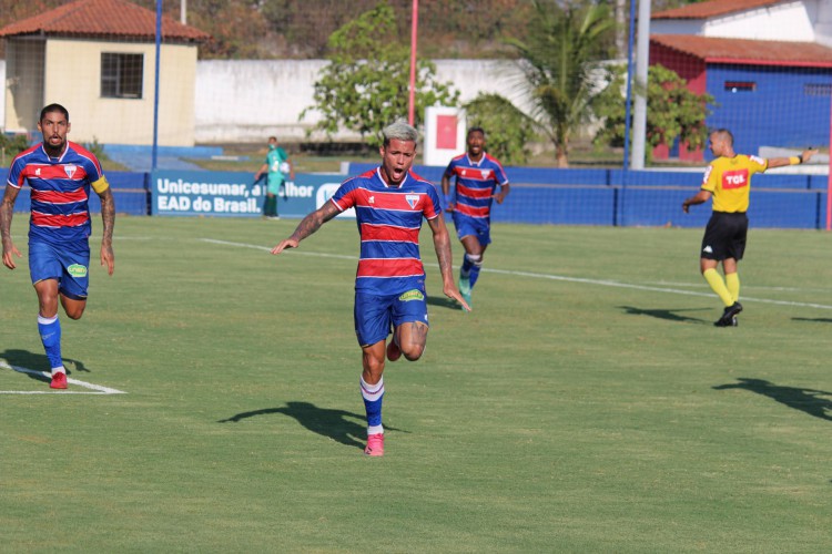 Vitor Ricardo, lateral-direito, foi integrado ao elenco profissional do Fortaleza. 