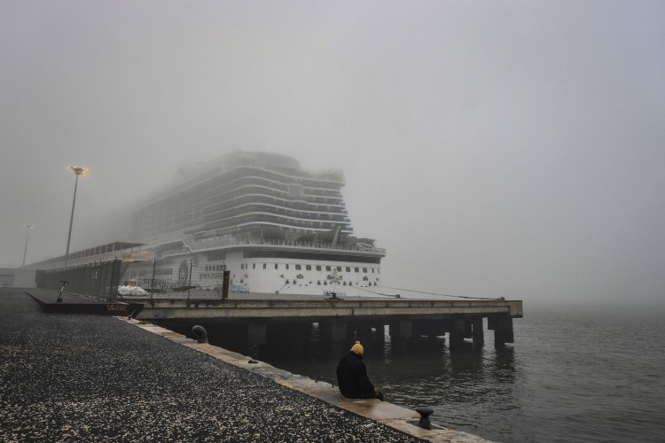 O navio de cruzeiro AIDAnova é fotografado na doca de Lisboa a 3 de Janeiro de 2022. O navio de cruzeiro alemão 