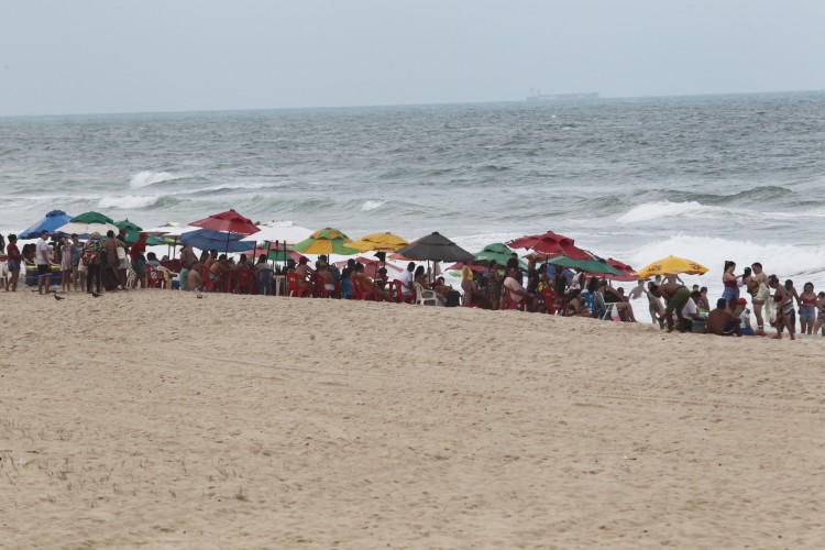 FORTALEZA,CE, BRASIL,01.01.2022: Movimentação de banhistas na praia no primeiro dia do ano novo.praia do Futuro.  