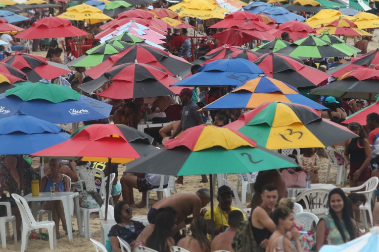 Movimentação de banhistas no primeiro dia do ano. Praia dos Crush, aterro da Praia de Iracema