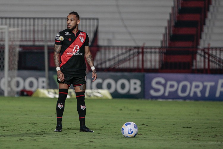 Lateral-esquerdo Natanael com a bola no jogo Atlético-GO x Corinthians, no estádio Antônio Accioly, pela Série A