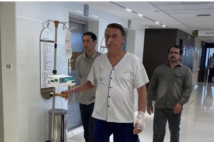 Michelle publicou foto de Bolsonaro caminhando em hospital 