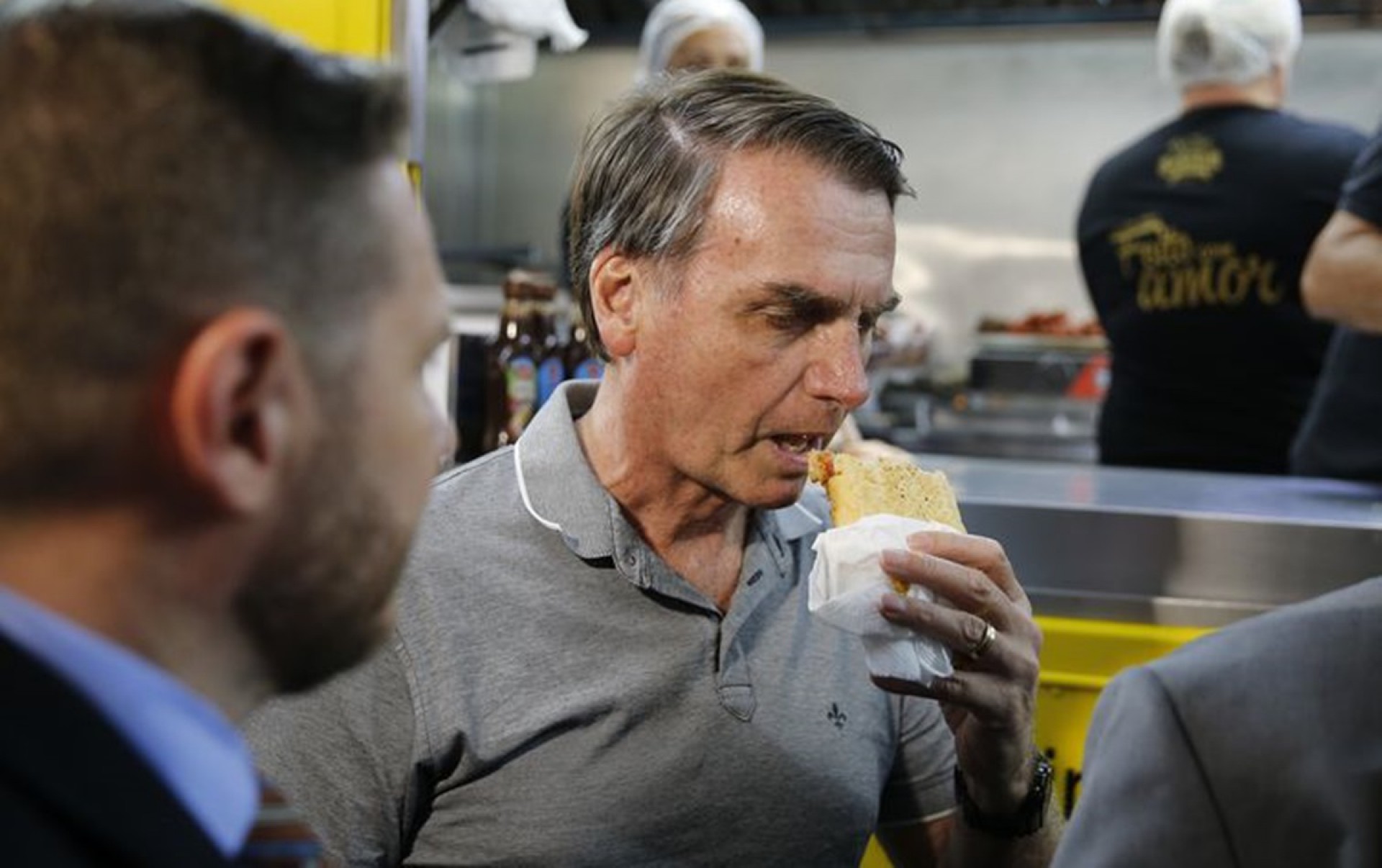 ￼ Jair Bolsonaro ao comer cachorro-quente no Hot Dog do Senhor,
 em Resende (RJ) (Foto: Tomaz Silva/Agência Brasil)