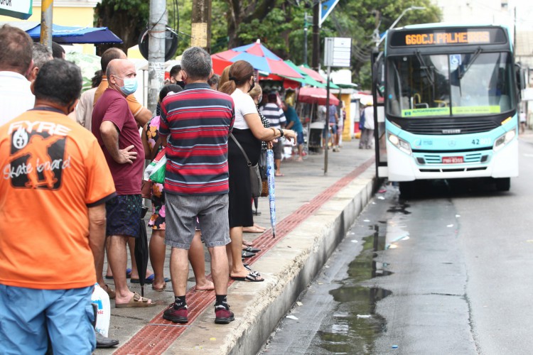 Fortaleza possui cerca de 7 mil paradas de ônibus. Edital visa à implantação do Projeto Parada Segura, que busca oferecer segurança, conforto e acessibilidade aos usuários do transporte público da Capital
