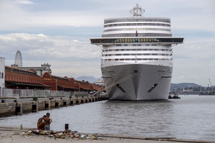 Vista geral do navio de cruzeiro MSC Preziosa ancorado no porto do Rio de Janeiro após a tripulação desembarcar todos os passageiros após vários casos de Covid-19 foram diagnosticados entre passageiros e trabalhadores, no Rio de Janeiro