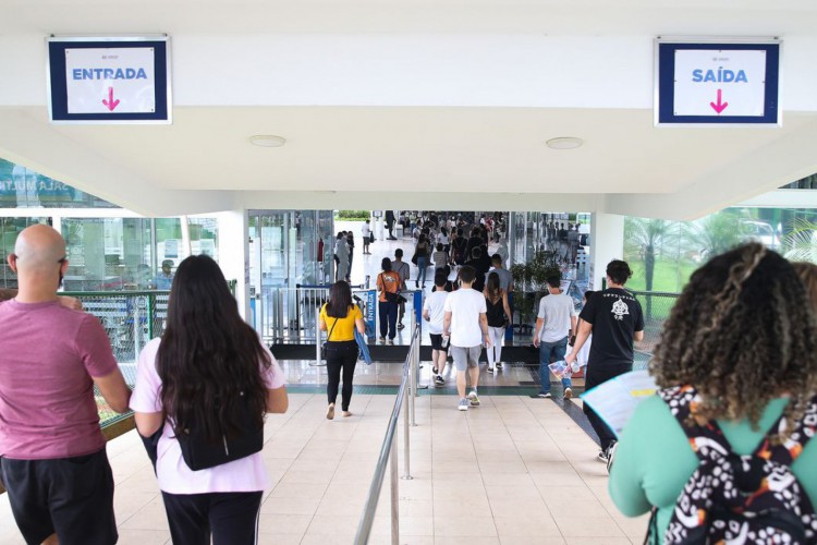 Participantes do Exame Nacional do Ensino Médio (Enem) 2021 fazem, neste domingo (28), segundo dia de avaliação, provas de matemática e de ciência da natureza.