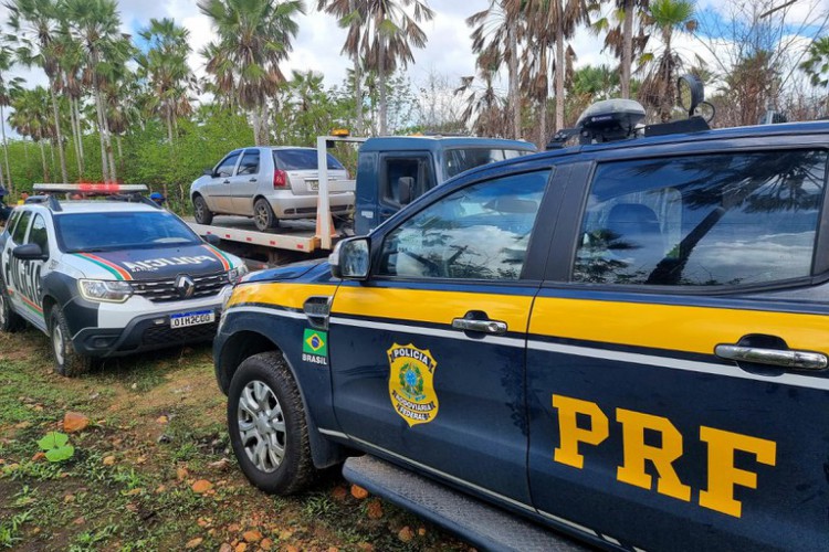 Carro roubado foi apreendido pela  PRF em Chorozinho 