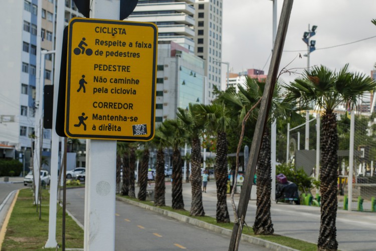 FORTALEZA, CE, BRASIL, 05.01.2021: Nova Beira Mar estimula as práticas esportivas. Placa que informativa da ciclofaixa  (Foto:Thais Mesquita/OPOVO)