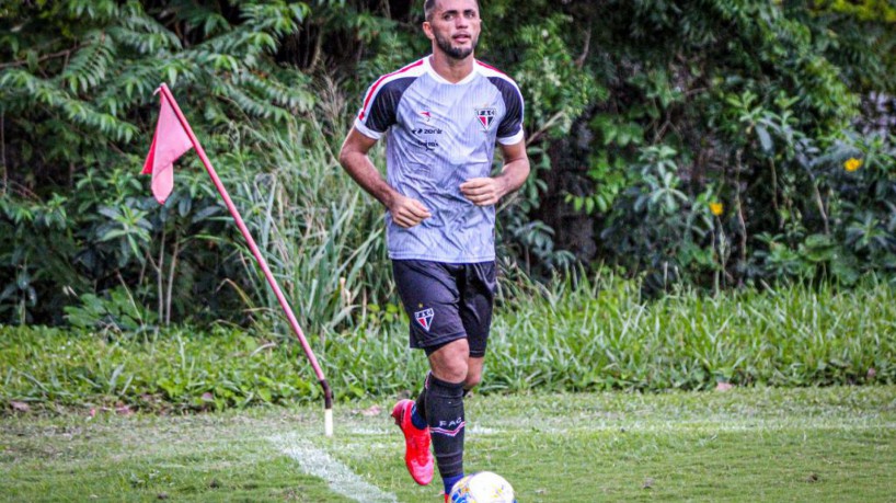 Atacante Edson Cariús em treino do Ferroviário no estádio Elzir Cabral(foto: Divulgação / Ferroviário AC)