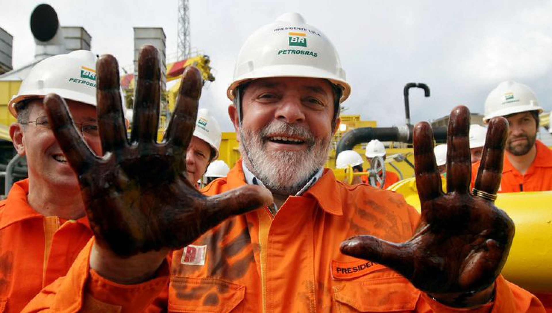 Lula com petróleo nas mãos em anúncios da Petrobras, na época em que era presidente (Foto: RICARDO STUCKERT/PR)