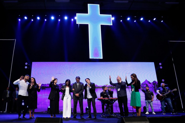 Bolsonaro e Michelle durante culto da igreja evangélica Sara Nossa Terra. 