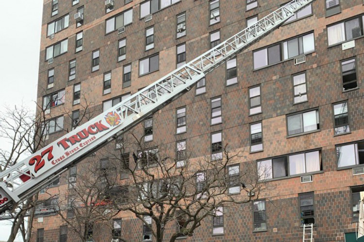 Um incêndio em um prédio residencial no Bronx, em Nova York, causou a morte de ao menos 19 pessoas, entre elas 9 crianças, neste domingo, 9.