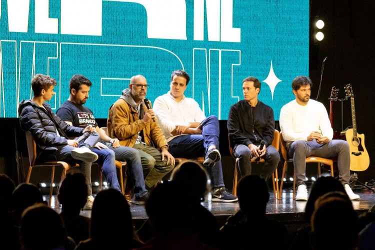 Nos EUA, ministro Fabio Faria (na ponta direita, de branco) participa de evento ao lado de Allan dos Santos (no centro), blogueiro bolsonarista foragido da Polícia Federal desde outubro de 2022 sob acusações de ataques à democracia e as instituições brasileiras.