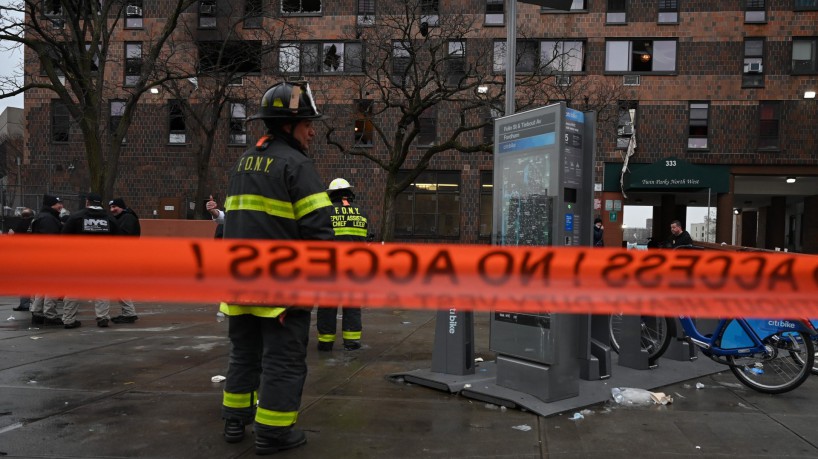 Um incêndio em um prédio residencial no Bronx, em Nova York, causou a morte de ao menos 19 pessoas, entre elas 9 crianças, neste domingo, 9.(foto: Ed Jones/AFP)