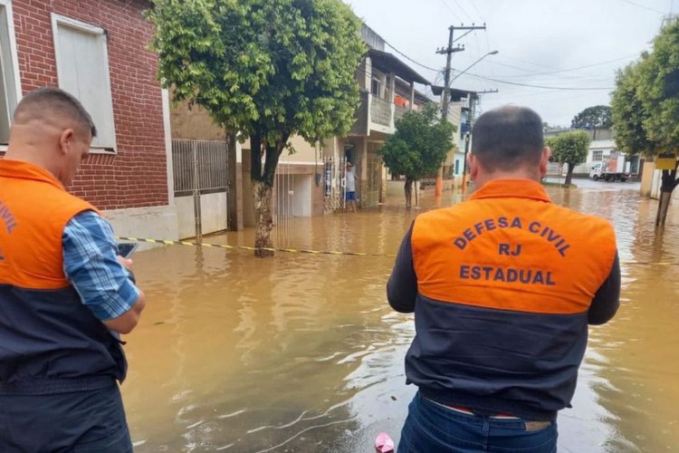 Chuvas fortes atingem regiões norte e noroeste do estado do Rio 