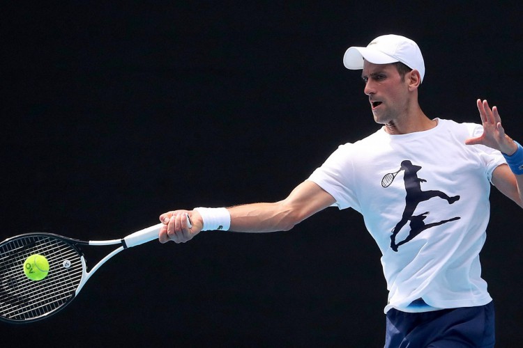 O sérvio Novak Djokovic participa de uma sessão de treinamento em Melbourne antes do torneio de tênis Aberto da Austrália em 11 de janeiro de 2022, um dia depois que um tribunal anulou a decisão do governo australiano de cancelar seu visto por motivos de vacinação contra o Covid-19.