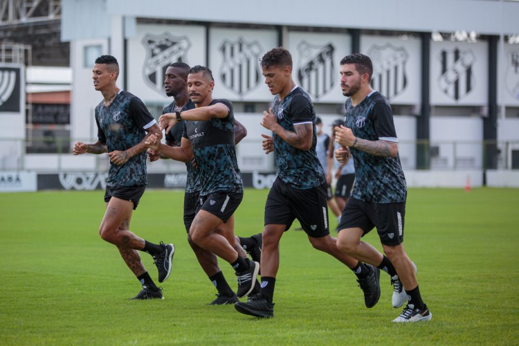 Volantes Richard, William Oliveira, Fernando Sobral, Geovane e Richardson em treino do Ceará no estádio Carlos de Alencar Pinto, em Porangabuçu