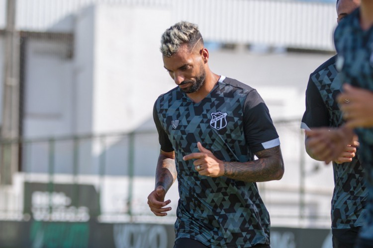 Lateral-direito Michel Macedo em treino do Ceará no estádio Carlos de Alencar Pinto, em Porangabuçu