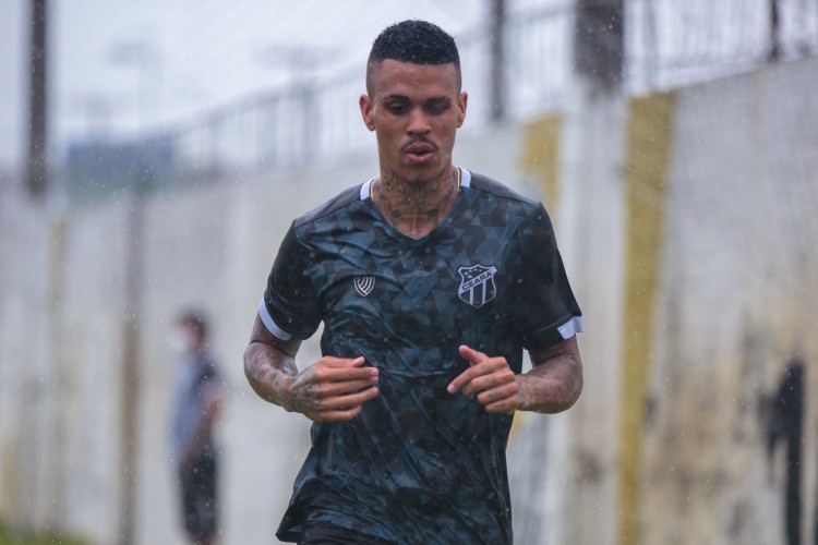 Volante Richard em treino do Ceará sob chuva no estádio Carlos de Alencar Pinto, em Porangabuçu