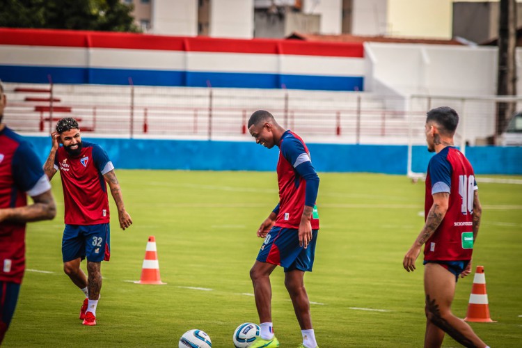 Jogadores do Fortaleza em trabalho no gramado do centro de excelência Alcides Santos 