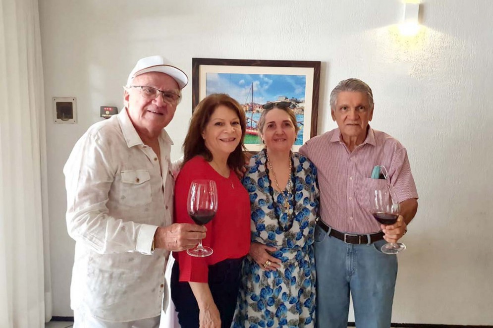 Desembargador Zezé Câmara e médico Josias Cavalcante brindando com respectivas, Jovita e Arlene, em almoço no Don Pepe  (Foto: LUCIO_1201)