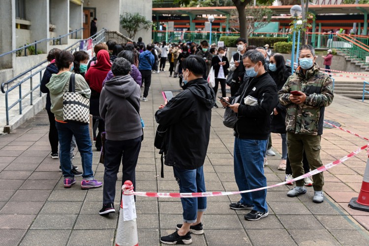 Pessoas fazem fila para testes Covid-19 no distrito de Tuen Mun, em Hong Kong