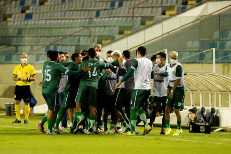 Jogadores do Floresta comemoram gol contra o Forte Rio Bananal-ES na Copinha